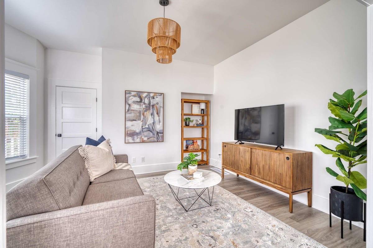 Victorian Vibes • 3BR • Steps to Mississippi image 10