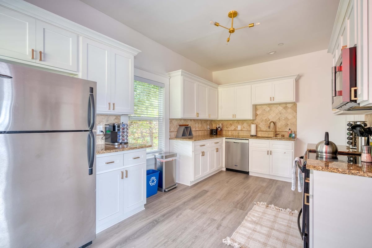 Victorian Vibes • 3BR • Steps to Mississippi image 12