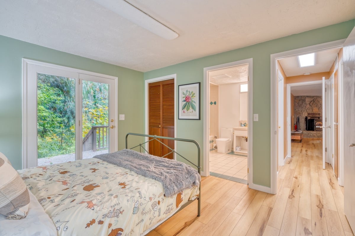 Sandy River Cabin • Hot Tub • 9 Queens • Sleeps 16 image 11