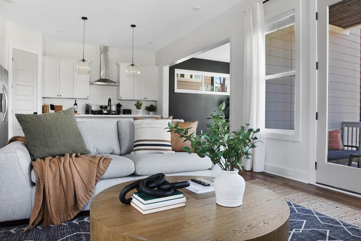 Cozy and Inviting Living Room with Plush Seating
