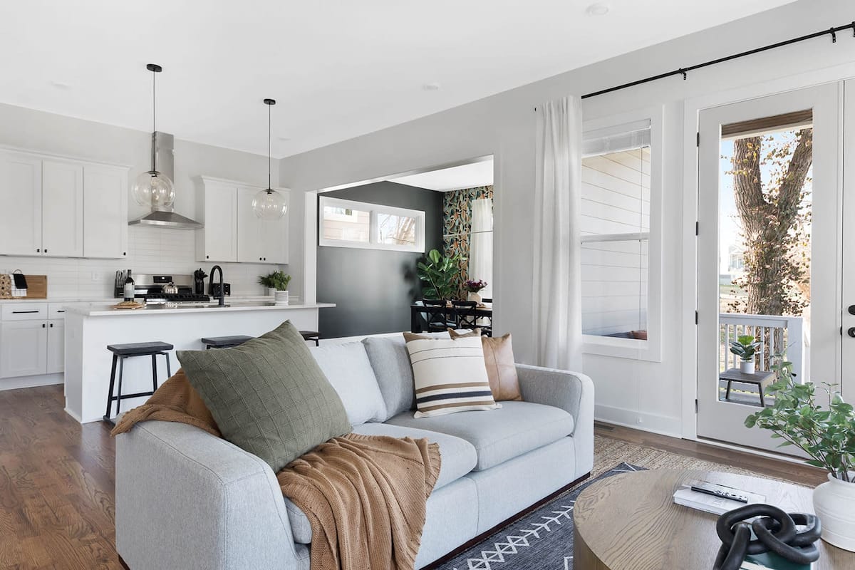 Cozy and Inviting Living Room with Plush Seating
