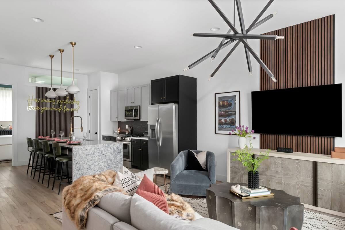 Cozy and Inviting Living Room with Plush Seating
