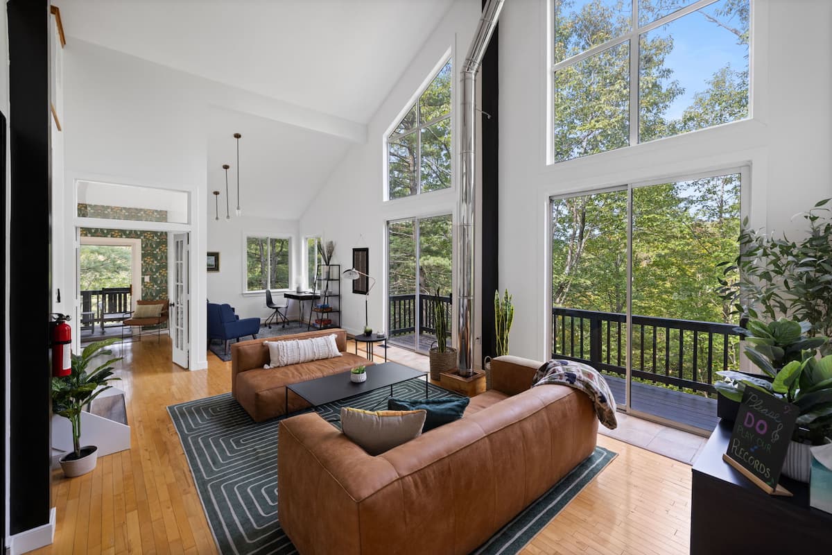 [Ridgeview Second Floor] The Great Room is, well, great. Great for cozying up with a good book, great for conversation while spinning one of our records on the player. 