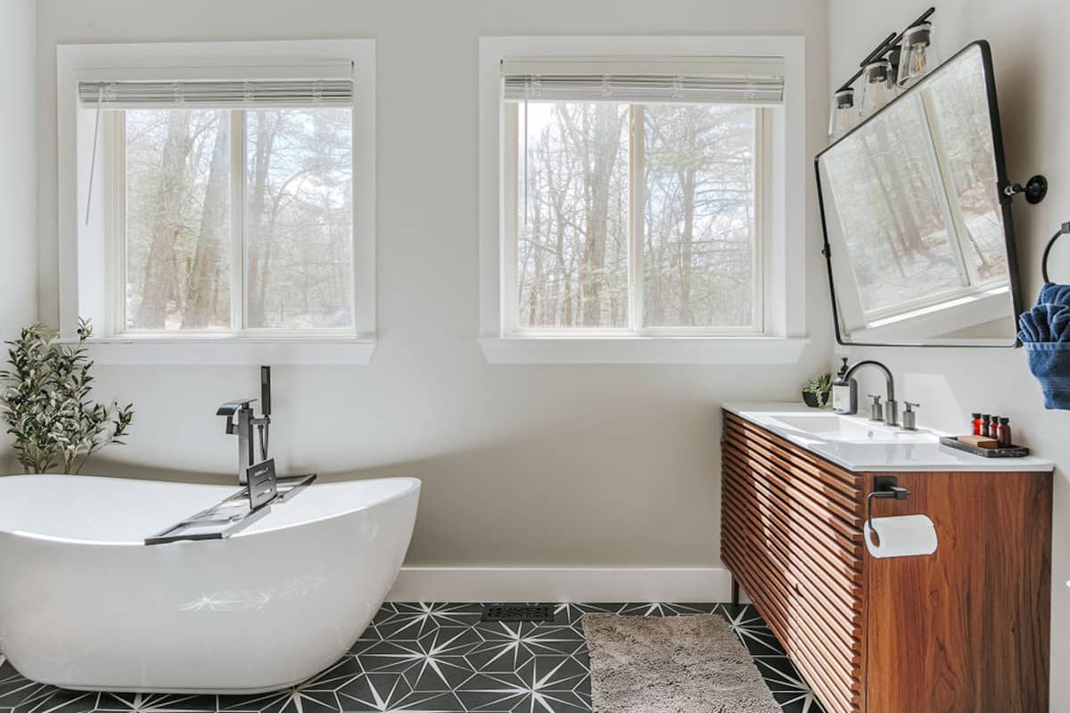 [Ridgeview Main Floor] Warning: The tub does appear smaller than it actually is. :-)