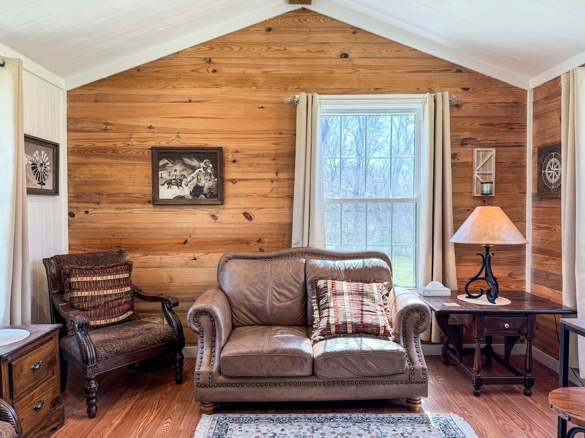Wagon Wheel Cottage Couples Getaway in the Country image 6