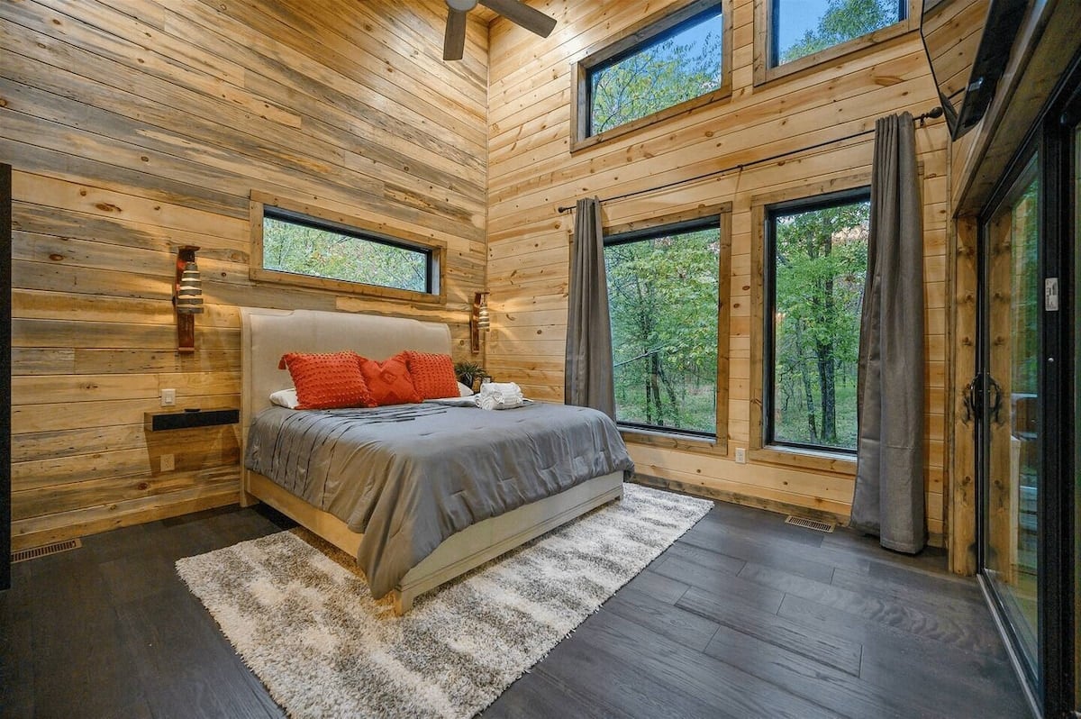 Remote Couple Retreat · Hot Tub, Pool, Fire Pit! image 6