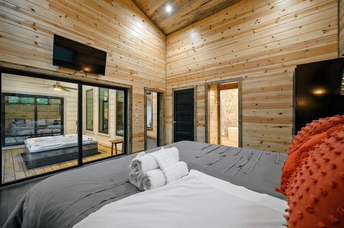 Remote Couple Retreat · Hot Tub, Pool, Fire Pit! image 12