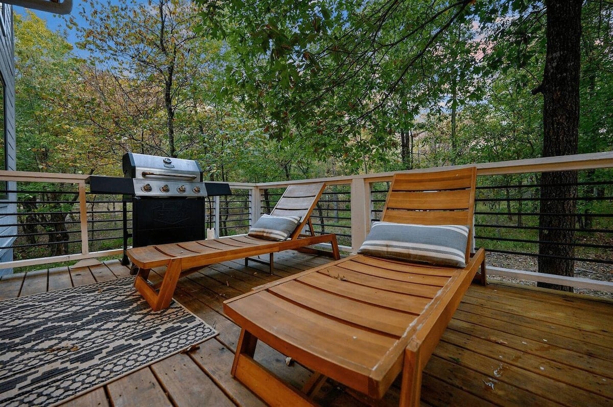Remote Couple Retreat · Hot Tub, Pool, Fire Pit! image 13
