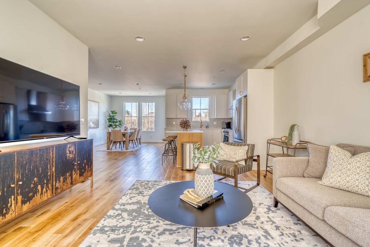 CAPTION: Discover "Property," a luxurious retreat in Portland showcasing sleek, modern architecture with a warm, inviting atmosphere. The expansive open-plan living area features light wood floors and a soothing neutral color palette, accentuated by natural light. Key visual elements include contemporary furnishings and stylish decor, enticing travelers seeking comfort and elegance. This serene space offers a perfect blend of style and sophistication, ideal for those desiring a peaceful yet chic getaway.