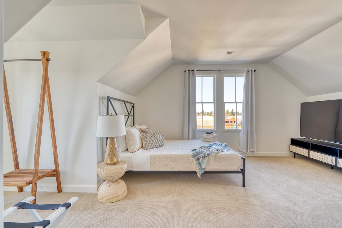 Luxury Townhouse • New Build • 3BR • Sleeps 5 image 10