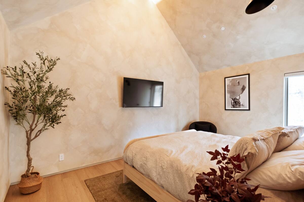 Upstairs Bedroom 