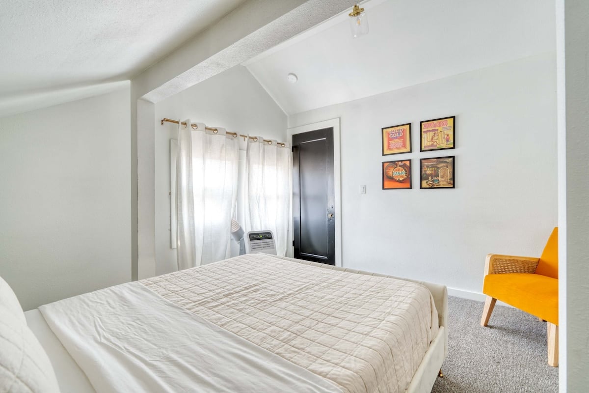 Warhol Suite - Art Deco Apartment - 92 WalkScore image 11