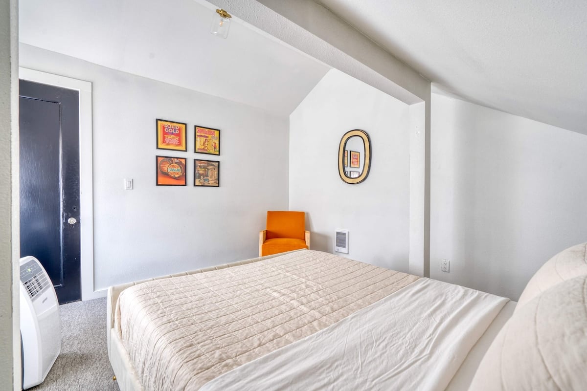 Warhol Suite - Art Deco Apartment - 92 WalkScore image 15