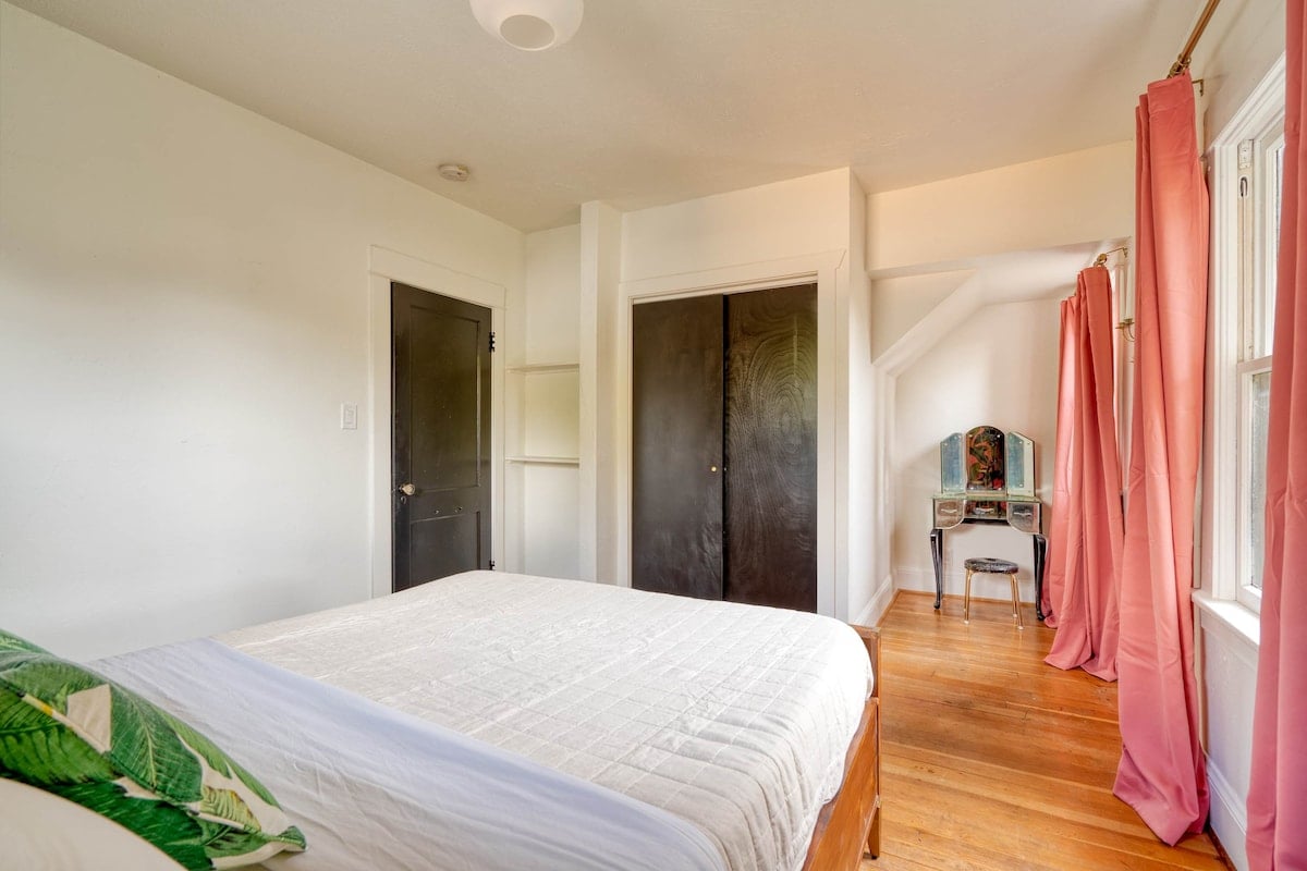 Lively 2BR Old Hollywood Apt - 92 WalkScore image 11