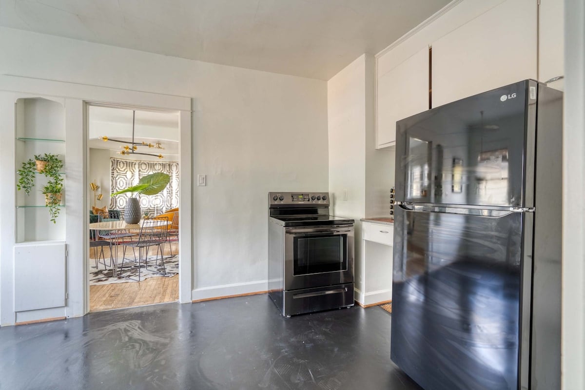 Lively 2BR Old Hollywood Apt - 92 WalkScore image 14