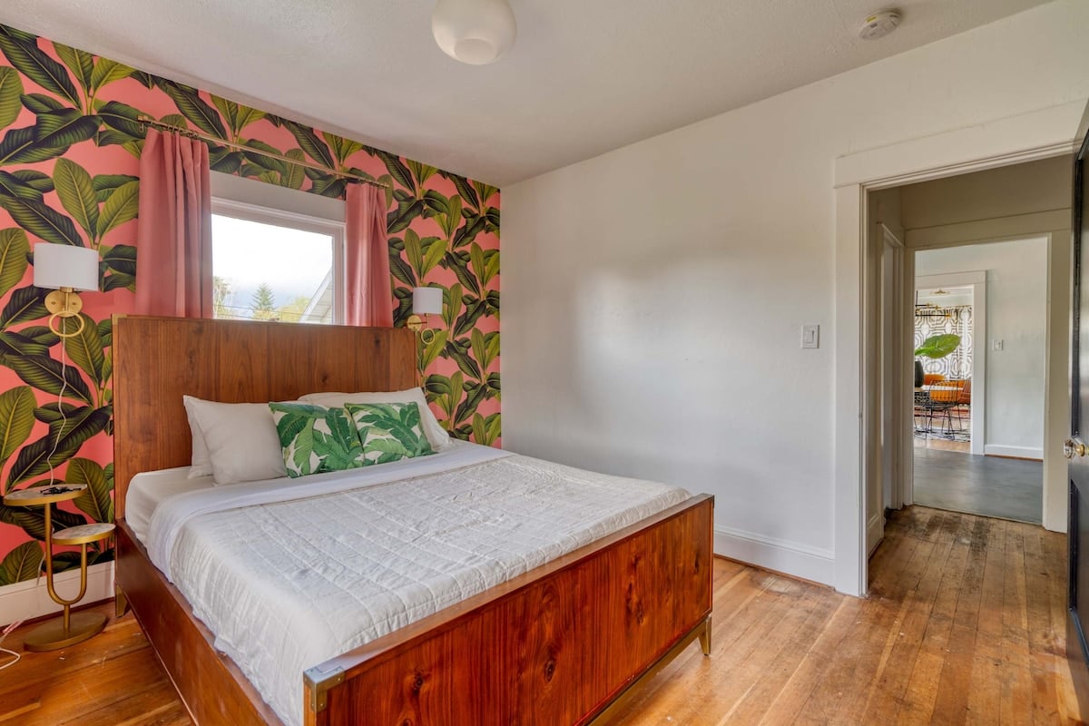 Lively 2BR Old Hollywood Apt - 92 WalkScore image 18