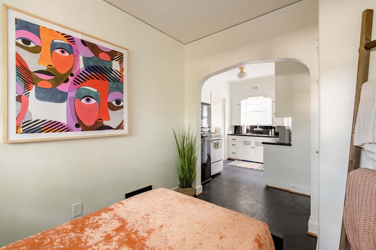 Modern Boho Charm - Fast WiFi - 2 Beds - AC image 13