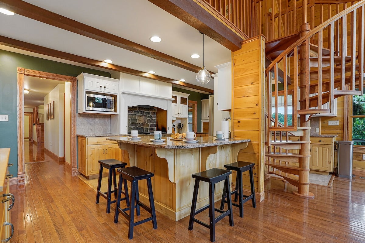 Plenty of bar space and seating. Perfect for breakfast!
