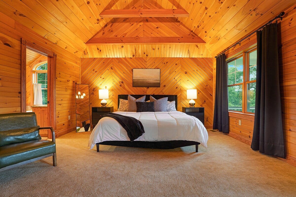 Bedroom 1 - King Bed