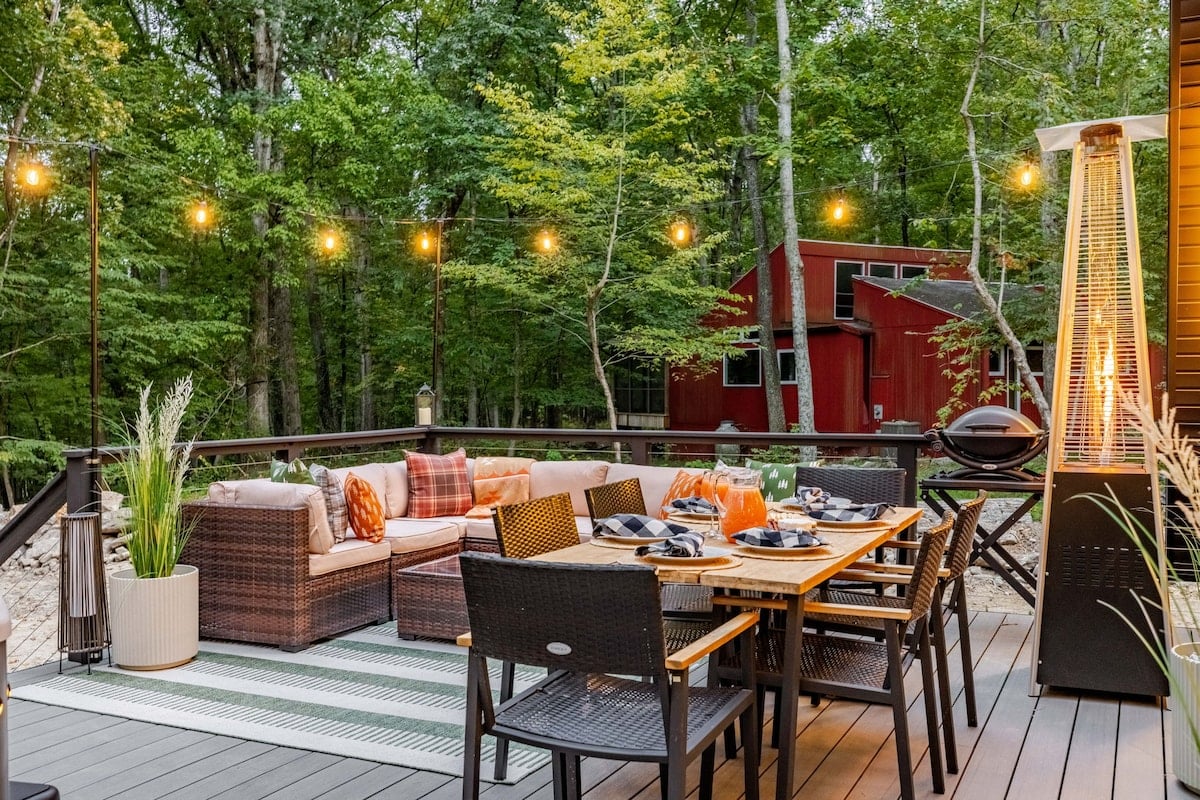Savor delicious al fresco meals before sitting in the lounge to enjoy a refreshing drink.
