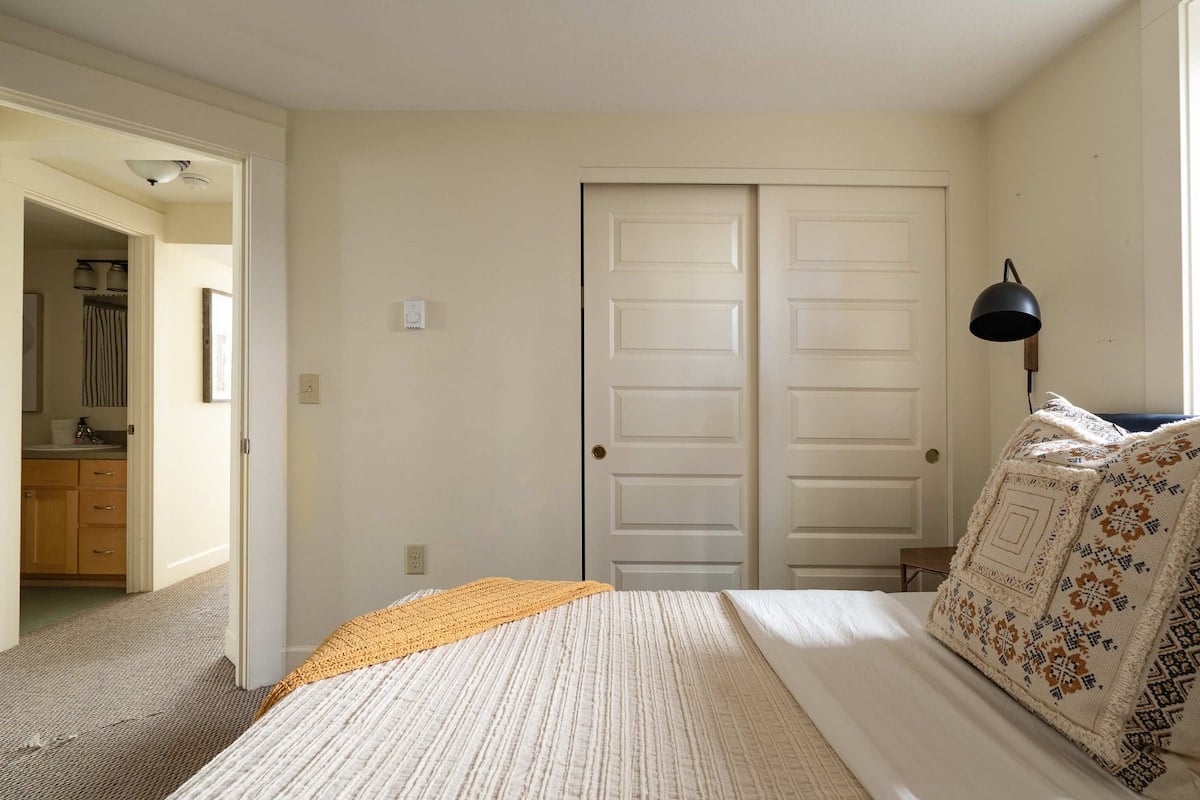 Desert Vibe 1BR in SE PDX - Local Bars & Food image 12
