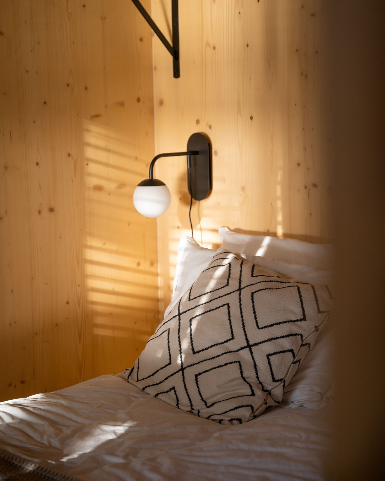 Magical Japandi Retreat - Off-Grid Beach Cabin