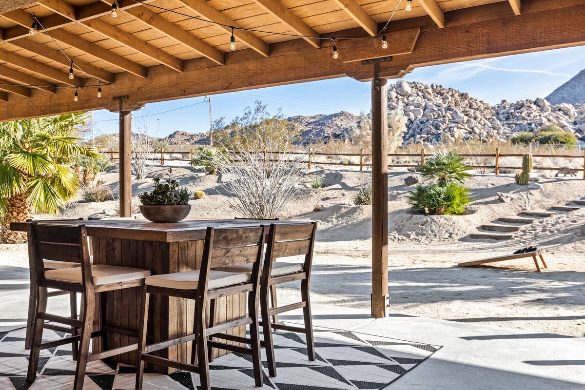 Outdoor dining with mountain views