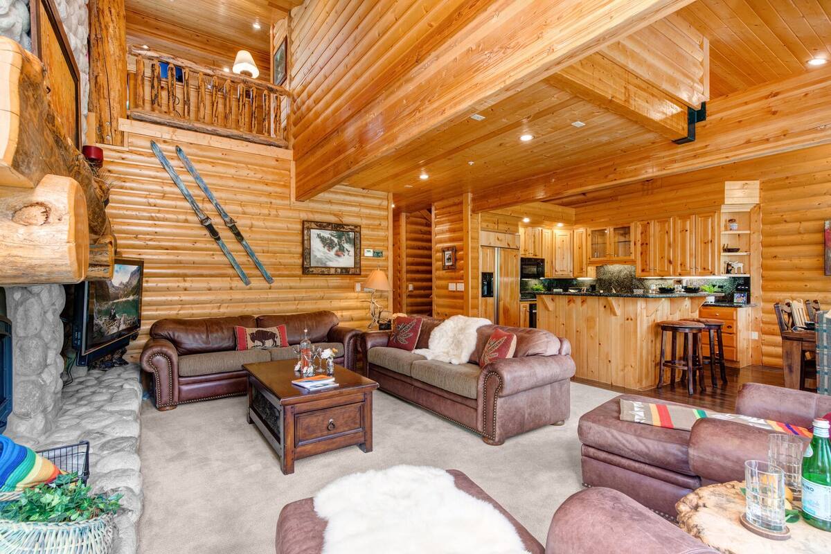 Stay near trails and dining in a charming alpine setting in Park City, UT