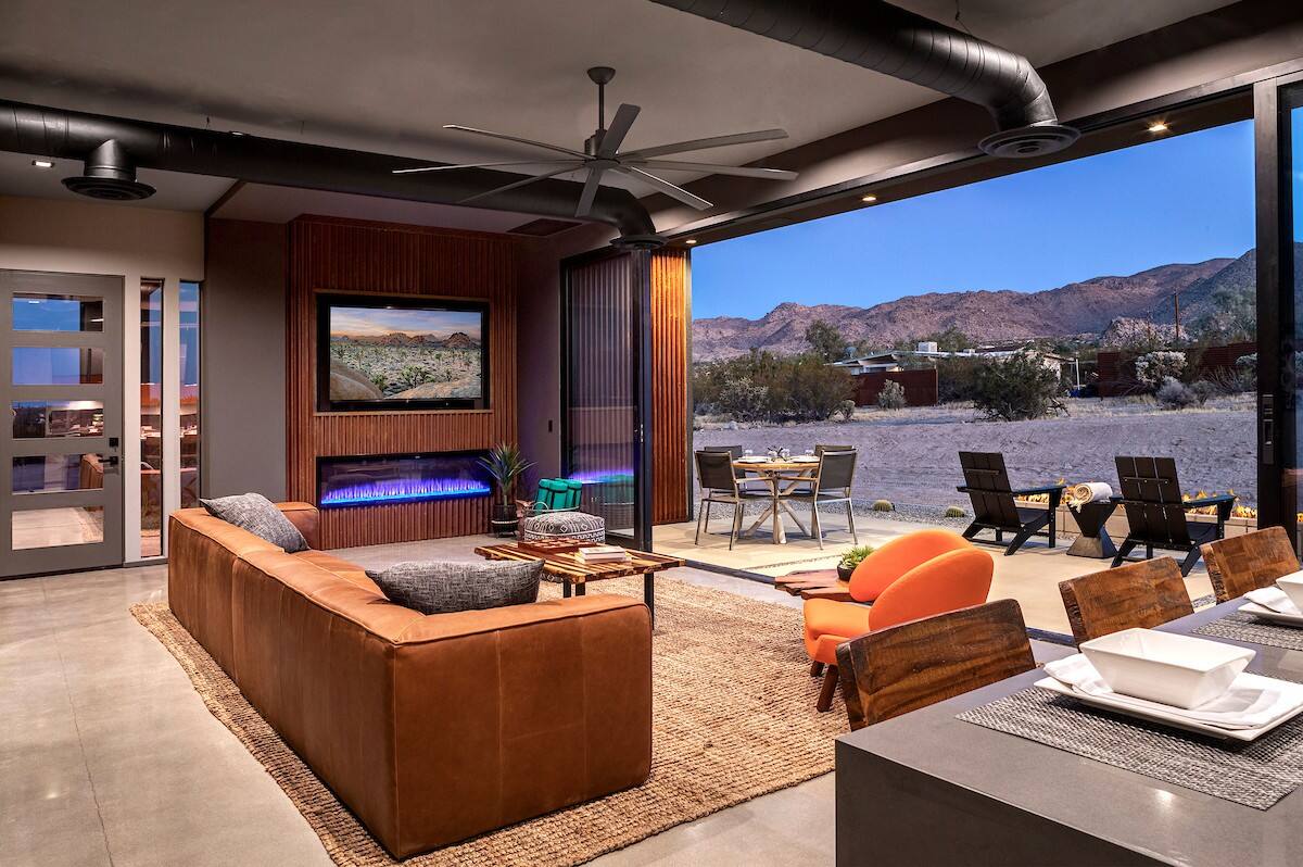 Open the wall-to-wall floor-to-ceiling sliding glass doors to seamlessly invite nature and the mountain views of Joshua Tree National Park into the living room