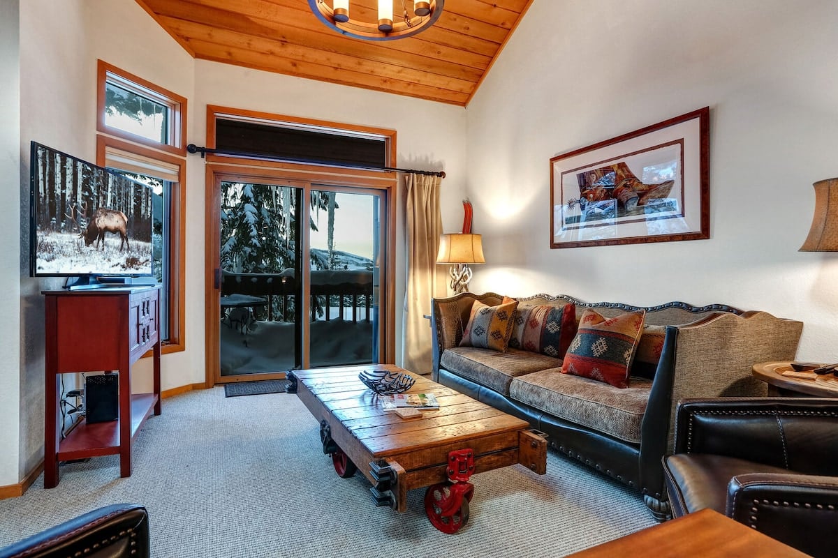 Explore Silver Lake’s trails from a cozy retreat in Park City, UT