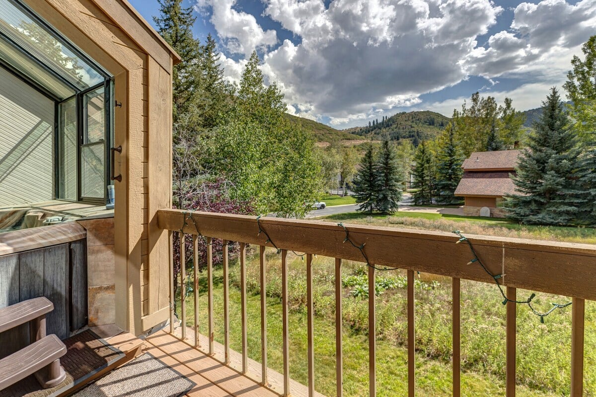 Abode at Queen Esther | Block from shuttle | NO AC | Great deal in Lower Deer Valley image 19