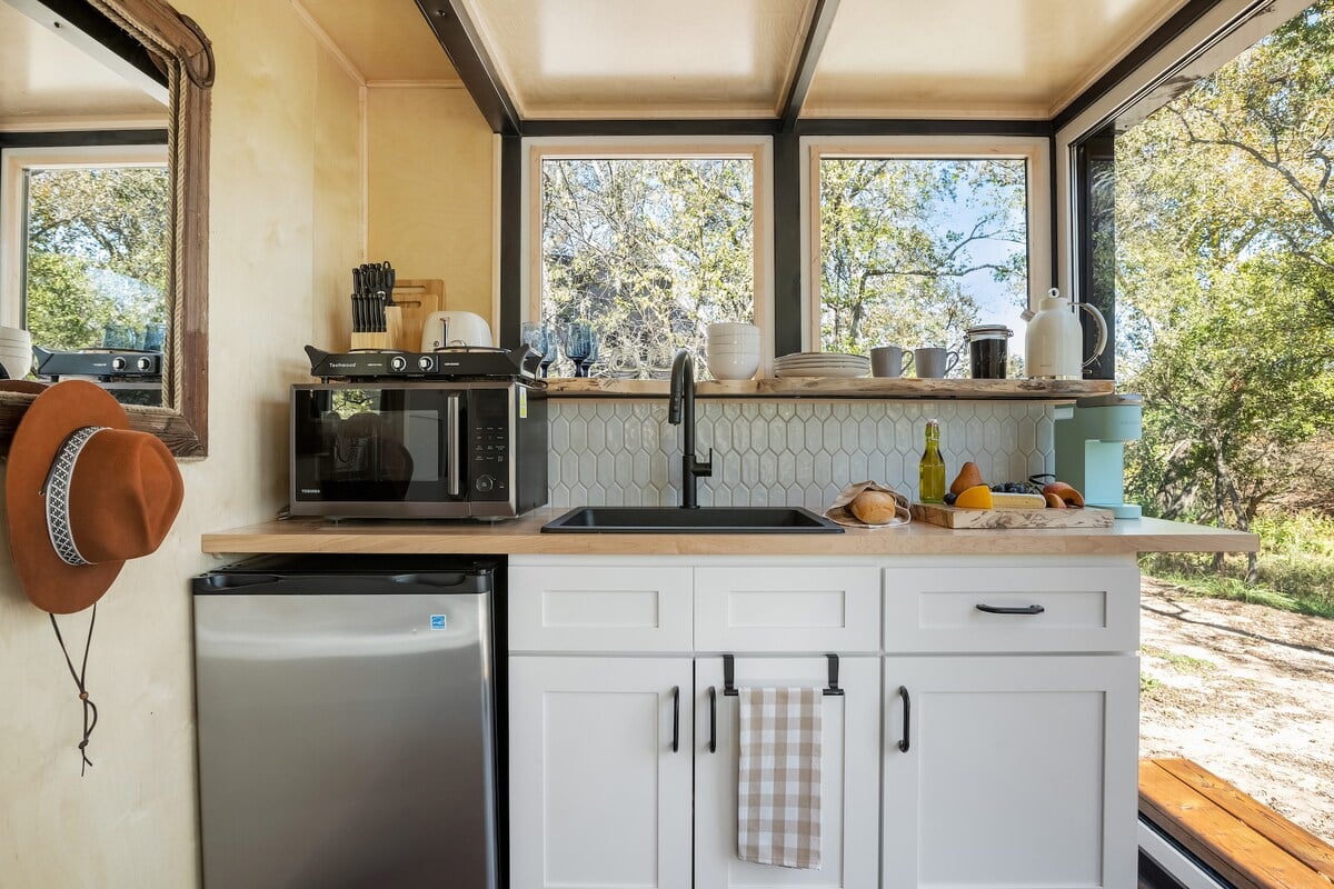 Ultra Modern & Enchanted! Tub + Pool + Location! image 35