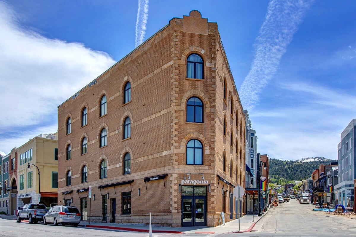 Abode at Sky Silver | Upscale 3Bdr Flat on Main St. | Easy Trail Access image 25