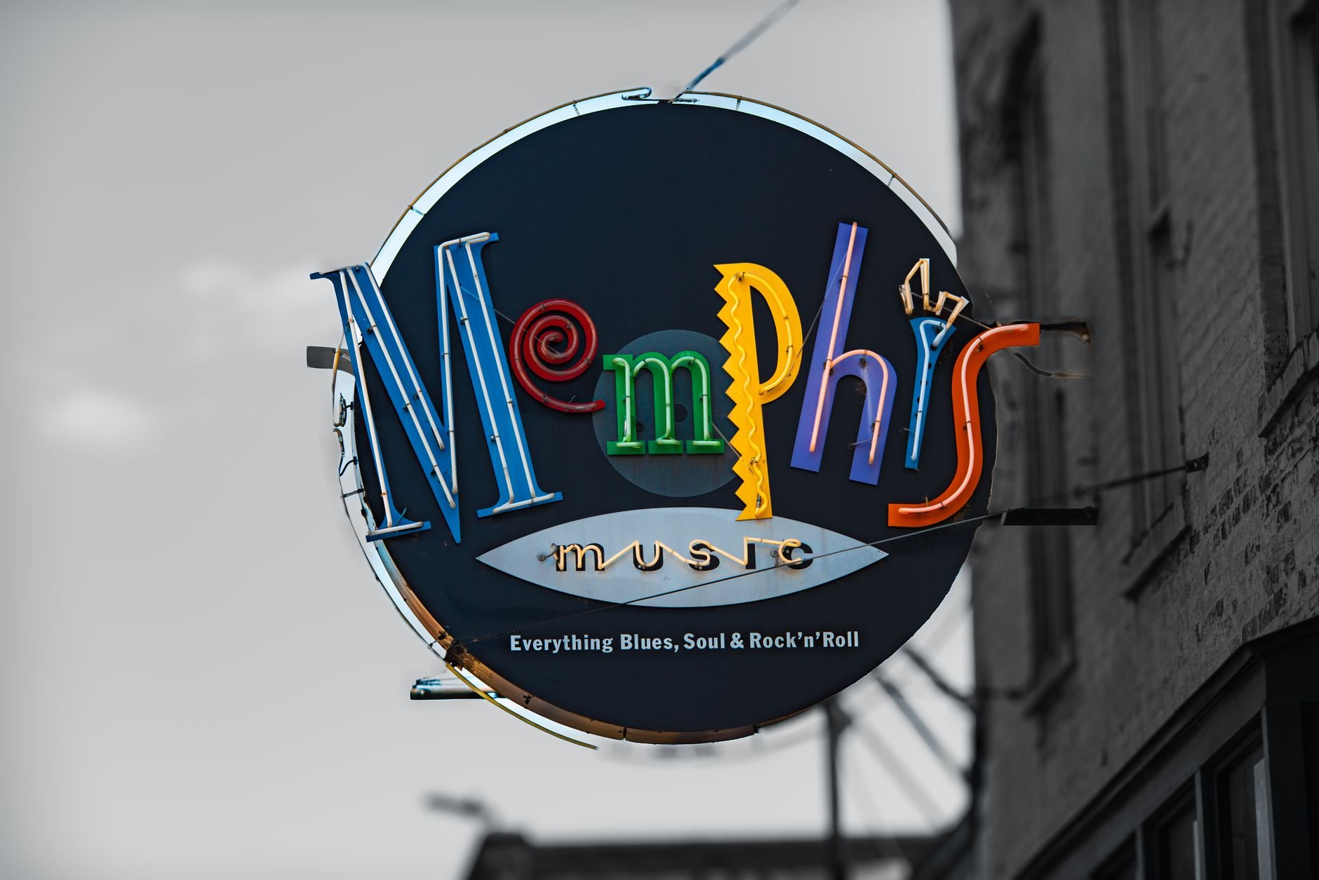 Vibrant neon sign for Memphis Music on Beale Street, highlighting blues and rock'n'roll heritage.